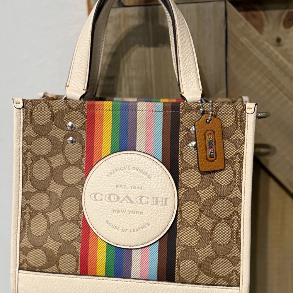 LIke New!!! COACH Dempsey Tote 22 in signature Jacquard - Picture 5 of 13